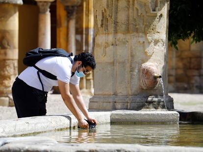 Un hombre se refresca este viernes en una fuente de Córdoba.