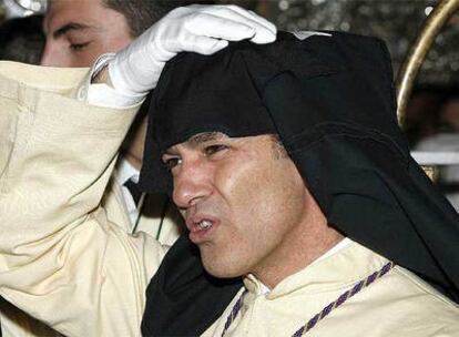 El actor malagueño Antonio Banderas, momentos antes de salir desde la Iglesia de San Juan, como mayordomo del trono de la Virgen de Lágrimas y Favores por las calles de Málaga.