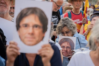 Varias personas con caretas de Puigdemont en el acto del 'expresident' de este jueves en Barcelona.