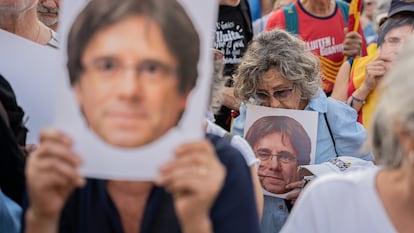 Varias personas con caretas de Puigdemont en el acto del 'expresident' de este jueves en Barcelona.