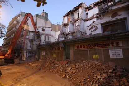 Comencen les obres de demolició d'un dels hotels.