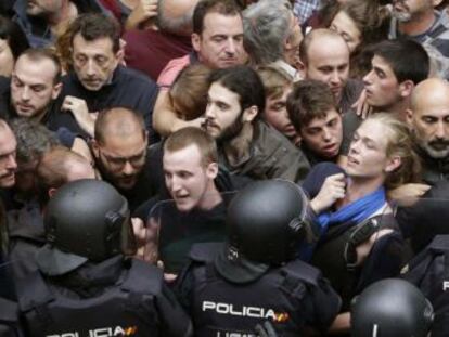 Pese a la ofensiva judicial y policial de las últimas semanas contra la consulta, centenares de colegios electorales abrieron en toda Cataluña en un acto de desafío al Gobierno