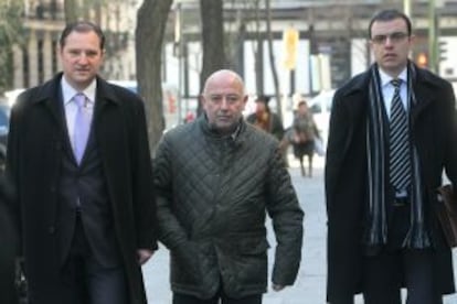 Manuel Bran, en el centro, acompa&ntilde;ado de Jos&eacute; Piroscia (izq.), a su llegada al Supremo el pasado 22 de febrero.