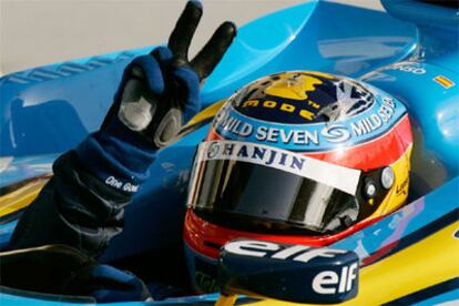 Alonso celebra su victoria todavía a bordo de su Renault.