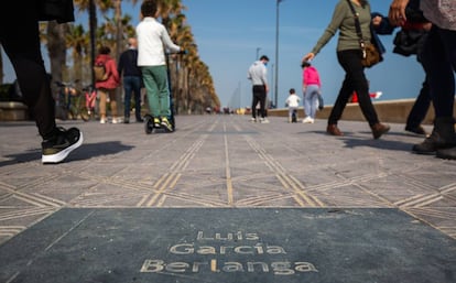 Placa conmemorativa a Luis García-Berlanga en el Paseo de la Mostra de Valencia, situado en el Paseo Marítimo de la playa de La Malvarrosa.