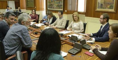 Javier Maroto, segundo por la derecha, en su comparecencia este miércoles ante la comisión municipal de Hacienda que abordo el 'caso San Antonio'. 