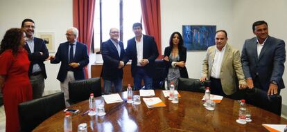 Representantes del PSOE y Ciudadanos celebran el acuerdo alcanzado en el Parlamento de Andalucía.