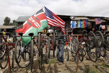 Un vendedor de bicicletas pone las banderas de Estados Unidos y Kenia en su puesto de trabajo en Nairobi. Luego de Kenia, Obama visitará Etiopía.