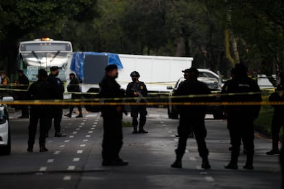 Policías en el sitio donde fue atacado Omar García Harfuch, el 26 de junio de 2020.