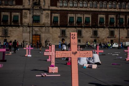 Cruces rosas con el nombre de mujeres asesinadas frente al Palacio Nacional, el pasado 9 de marzo.