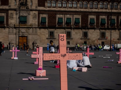 Cruces rosas con el nombre de mujeres asesinadas frente al Palacio Nacional, el pasado 9 de marzo.
