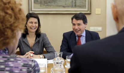 El presidente de Madrid, Ignacio González, y la consejera de Educación, Lucía Figar, durante su reunión con expertos en Historia de España.
.