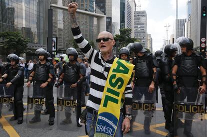 Manifestante pr&oacute;-impeachment e policiais na Paulista. 