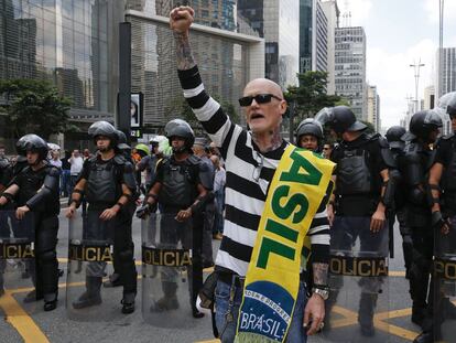 Manifestante pr&oacute;-impeachment e policiais na Paulista. 