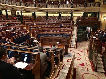 Componentes del hemiciclo aplauden, a excepción de Vox y algunos miembros del PP, durante la lectura de los nombres de las 1.081 mujeres asesinadas por violencia de género en España desde 2003, en una sesión plenaria en el Congreso de los Diputados, este martes.