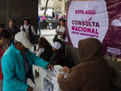 La polémica consulta de López Obrador acaba con el proyecto estrella de Peña Nieto