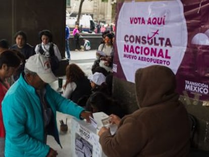 La polémica consulta de López Obrador acaba con el proyecto estrella de Peña Nieto