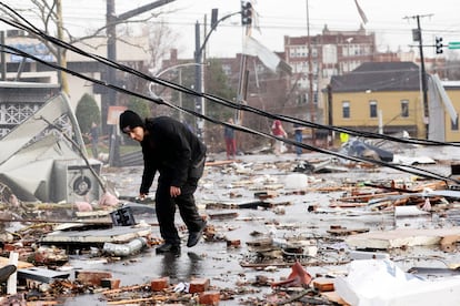 Un hombre camina entre los escombros en Nashville, Tennessee.