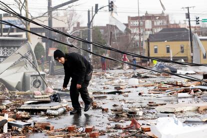 Un hombre camina entre los escombros en Nashville, Tennessee.