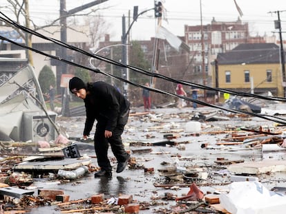 Un hombre camina entre los escombros en Nashville, Tennessee.