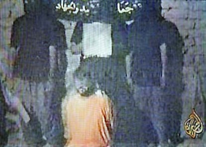 Los secuestradores leen un texto antes de decapitar al ciudadano búlgaro, en una imagen distribuida por Al Yazira.