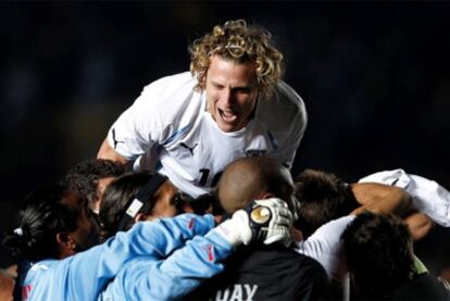 Forlán celebra con los jugadores de Uruguay la victoria sobre Argentina.