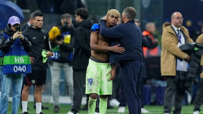 Hansi Flick (derecha) abraza a Lamine Yamal después de caer eliminados en las semifinales de la Champions ante el Inter.