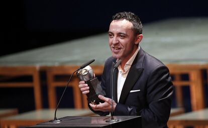 El actor Angel Ruiz tras recibir el Premio Max al mejor actor protagonista por la obra "Miguel de Molina al desnudo".