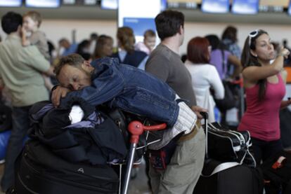 Pasajeros afectados por la huelga, en el aeropuerto internacional de Buenos Aires.