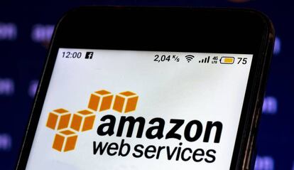 El logo de Amazon Web Services se muestra en una pantalla de un móvil.