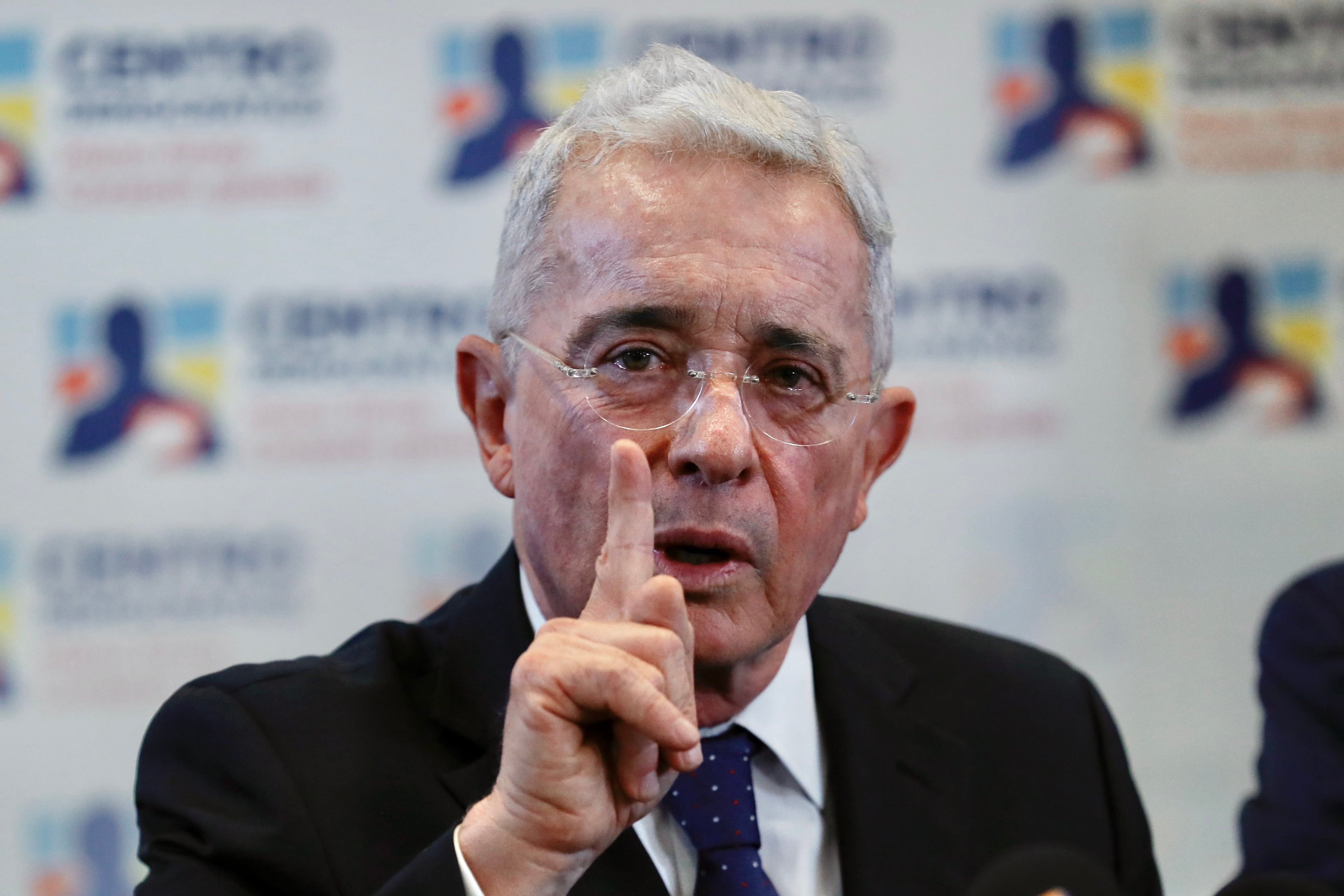 La defensa de Uribe busca llevar al Congreso la investigación por dos masacres paramilitares
