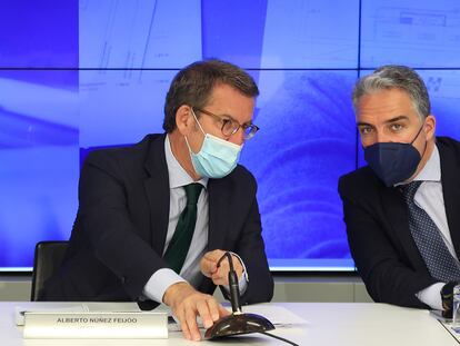 Alberto Núñez Feijóo (a la izquierda) y Elías Bendodo, durante la reunión de este miércoles de la cúpula del PP en su sede de Madrid.