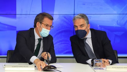 Alberto Núñez Feijóo (a la izquierda) y Elías Bendodo, durante la reunión de este miércoles de la cúpula del PP en su sede de Madrid.