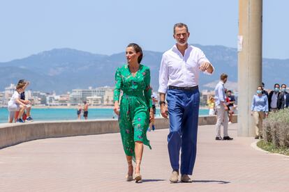 El Rey Felipe VI y la Reina Letizia visitan la Playa de Palma con motivo de su viaje a las Islas Baleares en Palma de Mallorca, el pasado 25 de junio.