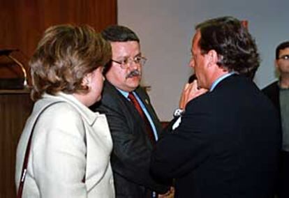 Bernardo del Rosal, en el centro, ayer, charlando con Ignacio Gordillo.