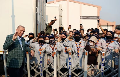 El presidente turco, Recep Tayyip Erdogan, saluda a un grupo de scouts el pasado 31 de julio al llegar a la zona afectada por los incendios que durante dos semanas arrasaron más de 150.000 hectáreas de bosque en el suroeste de Turquía.