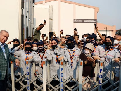 El presidente turco, Recep Tayyip Erdogan, saluda a un grupo de scouts el pasado 31 de julio al llegar a la zona afectada por los incendios que durante dos semanas arrasaron más de 150.000 hectáreas de bosque en el suroeste de Turquía.