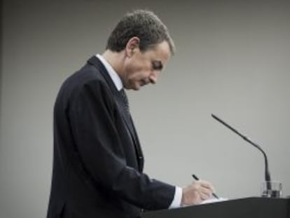 Zapatero toma notas, en la rueda de prensa en la que anunció el adelanto electoral