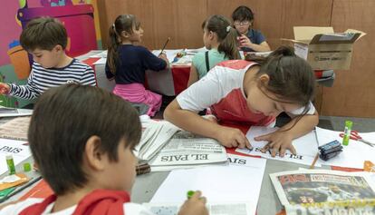 Un grupo de niños participa en el taller de periodismo de EL PAÍS en la Fil de Guadalajara. 