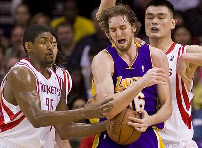 Pau Gasol disputa un balón con Ron Artest y Yao Ming.