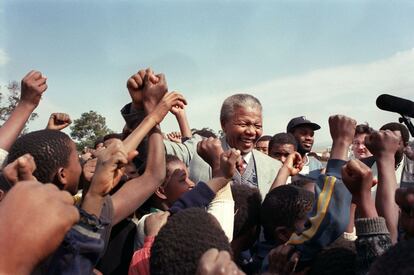 31 de mayo 1992. Nelson Mandela es rodeado de jóvenes que le aclaman tras dirigirse a los residentes en Phola Park, un asentamiento de ocupantes ilegales al este de Johannesburgo.