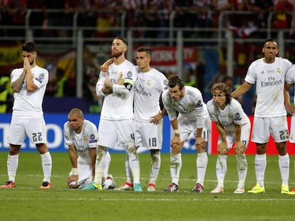 Os jogadores do Real Madrid durante as cobranças de pênaltis.