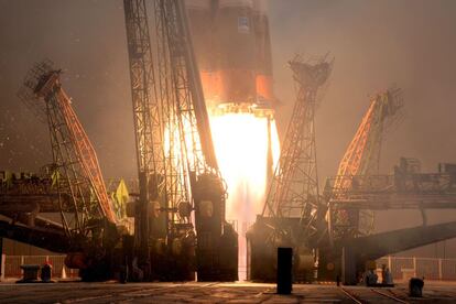 La nave espacial rusa Soyuz MS-04 que transporta al cosmonauta ruso Fyodor Yurchikhin y al astronauta de la NASA Jack David Fischer despega desde la plataforma de lanzamiento rusa de Baikonur.