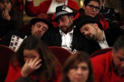 Los actores de la obra Bancarrota dormitan en el Teatro Real durante el sorteo.