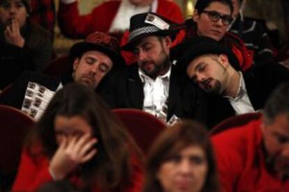 Los actores de la obra Bancarrota dormitan en el Teatro Real durante el sorteo.