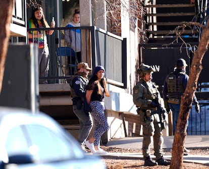 Vecinos documentan la detención de una mujer migrante tras una redada en Denver, Colorado, el pasado 5 de febrero.