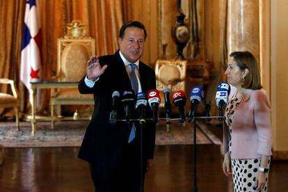 El presidente de Panamá, Juan Carlos Varela, con la ministra española de Fomento, Ana Pastor, en Ciudad de Panamá.