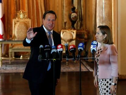 El presidente de Panam&aacute;, Juan Carlos Varela, con la ministra espa&ntilde;ola de Fomento, Ana Pastor, en Ciudad de Panam&aacute;.