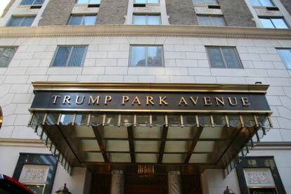 Entrada al edificio residencial de lujo en Park Avenue