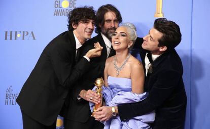 De izquierda a derecha, Anthony Rossomando, Andrew Wyatt y Mark Ronson, junto con Lady Gaga, con el Globo de Oro a la mejor canción.  